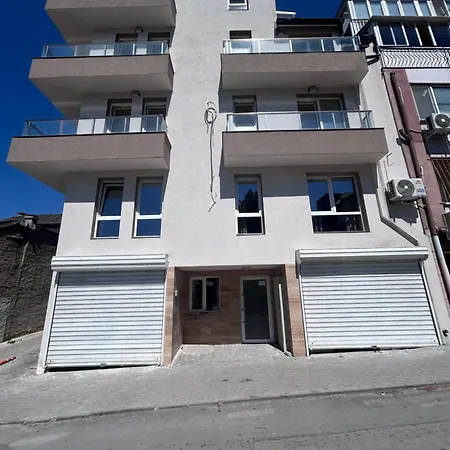 By Apartmax *